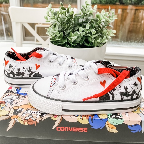 converse pepe le pew
